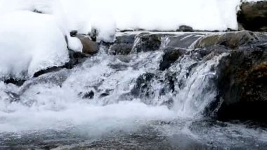 Düşen kış nehirde su