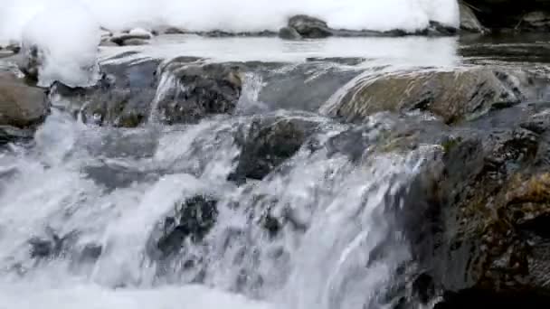 Вода падает в зимнюю реку — стоковое видео