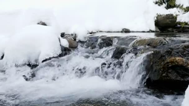 Fallendes Wasser im Winter Fluss — Stockvideo