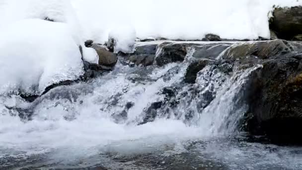 Вода в зимней реке падает — стоковое видео