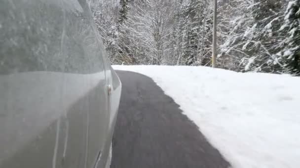 冬季驾车穿越高山的侧面观 — 图库视频影像