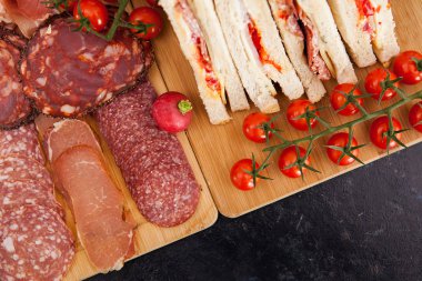 Yanında mezeler lezzetli club sandviç