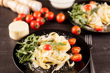 Sağlıklı tagliatelle makarna ile siyah plaka