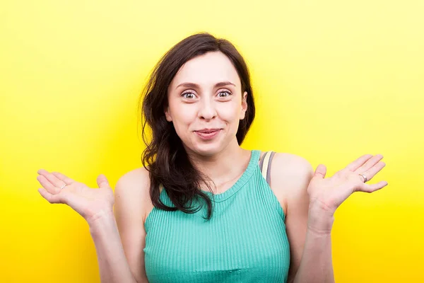 Ung kvinna med båda händerna upp att göra en löjlig ansikte — Stockfoto