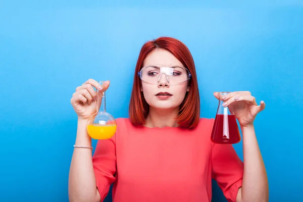 과학 화학자 여자 손에 두 개의 플라스 크를 — 스톡 사진