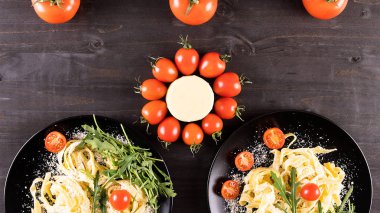 İtalyan makarna parmesan ile