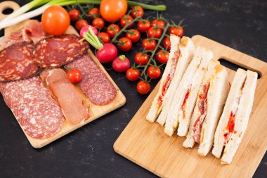 Club sandviç beyaz ekmek ve salam