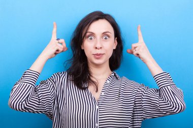 İki elinle yukarıyı kadın