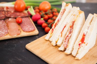 Club sandviç beyaz ekmek ve salam