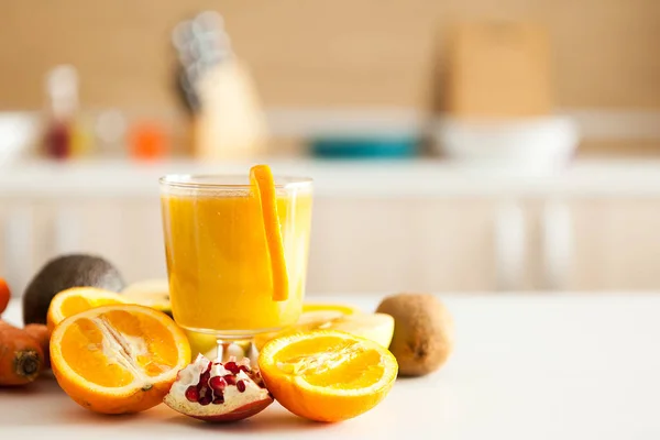 Detox juice naast groenten en fruit — Stockfoto