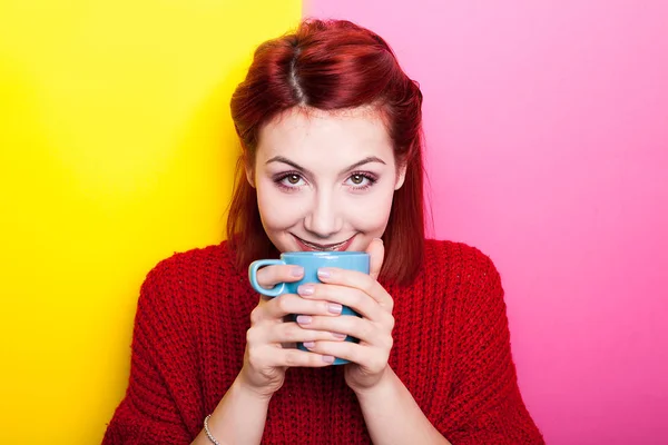 Glada leende kvinna dricker kaffe och tittar upp på kameran — Stockfoto