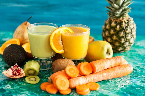 Biologische verse detox smoothies omringd door fruit en groente — Stockfoto