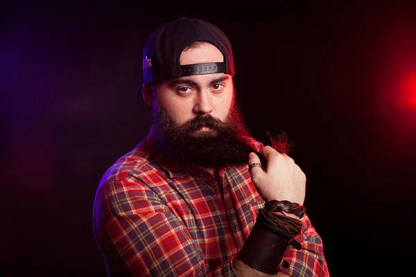 Irritado homem hipster barbudo segurando sua barba nas mãos — Fotografia de Stock