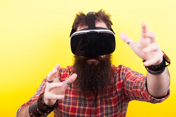 Long barbu hipster homme portant une réalité virtuelle VR casque un — Photo