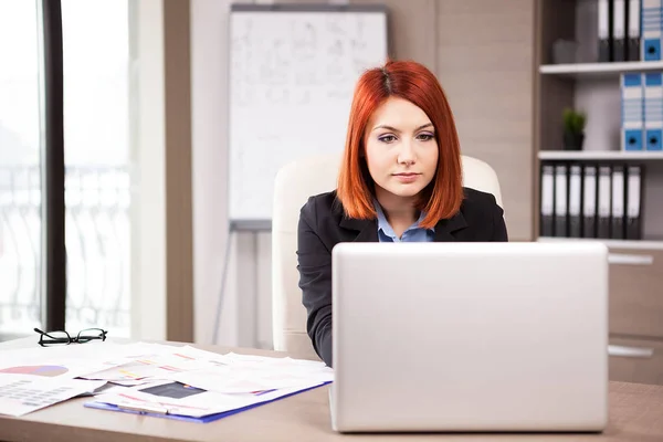 Business woman working at the laptop — Stock Photo, Image