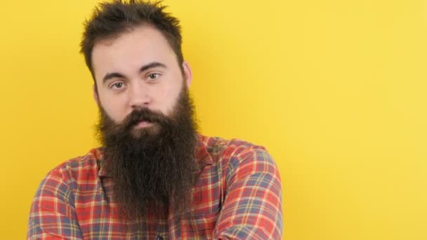Хипстер с длинной бородой на жёлтом фоне — стоковое видео