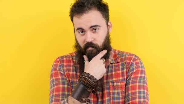 Прохолодний хіпстер з довгою бородою — стокове відео