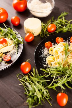 Tagliatelli makarna üzerine ahşap masa