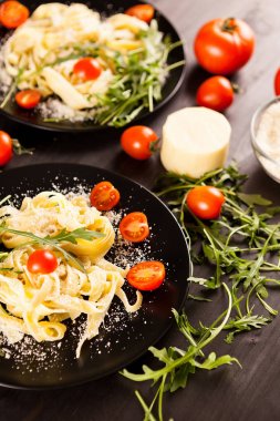 Tagliatelle makarna parmesane, marul ve domates ile 