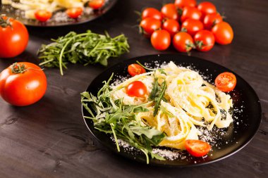 Parmesan ile siyah plaka Tagliatelle makarna