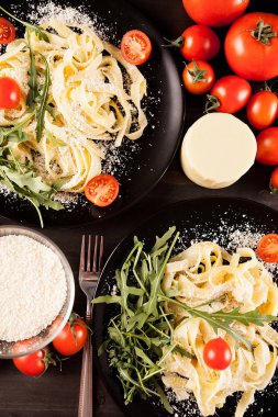 Tagliatelle makarna üstten görünüm üzerinde