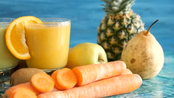 Meyve ve sebze yanındaki organik Detoks smoothies — Stok video