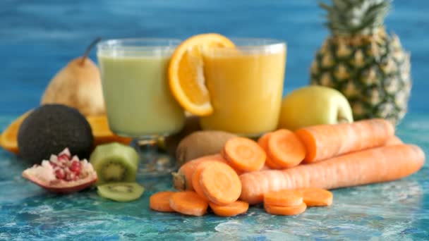 Gezonde organische detox smoothies in twee glazen — Stockvideo