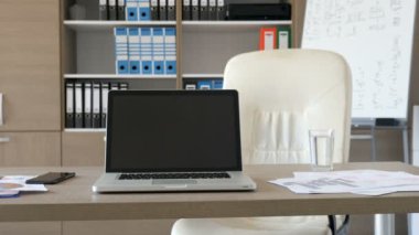 Bir masa üzerine boş ofis modern dizüstü bilgisayar