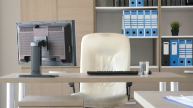 Everebody çalışmaya gelmeden önce boş modern ofis