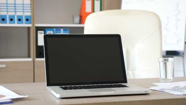 High-end moderne laptop in lege kantoor — Stockvideo