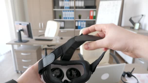 POV beelden van virtual reality headset zetten — Stockvideo