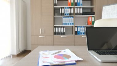 Büyük ölçüde dizüstü ekran bir masa üzerine boş bir ofis açtı