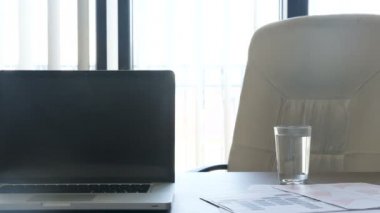 Modern dizüstü bilgisayarda office windows ön masaya
