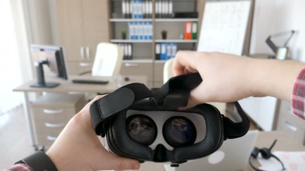 Mãos de homem colocar um fone de ouvido realidade virtual — Vídeo de Stock