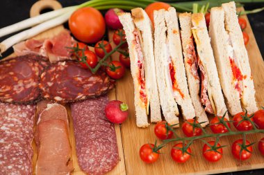 Yanında mezeler lezzetli club sandviç