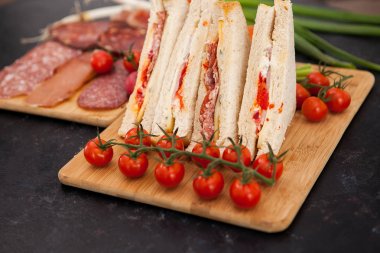 Club sandviç kiraz domates, turp ve yeşil soğan yanında