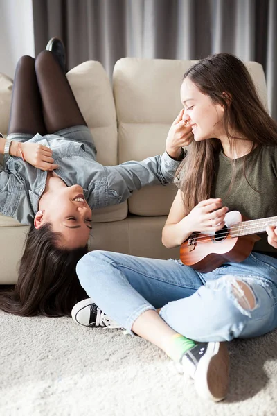 Deux sœurs dans le salon s'amusent — Photo