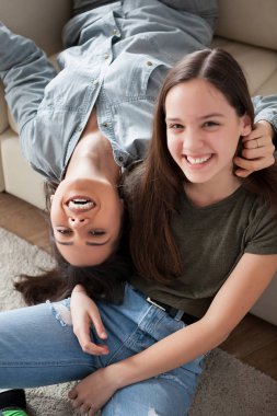 İki kız kardeş arasındaki ilişki