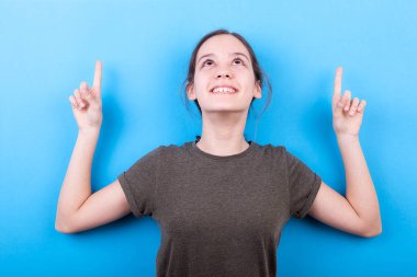 Mutlu gülümseyen genç kız yukarı dönük