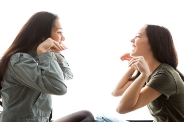 Birbirleri ile oynama ve having a büyük zaman iki kız kardeş