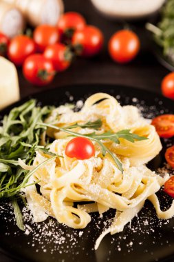 Ev tagliatelle mozzarella ve c ile siyah plaka makarna yapımı