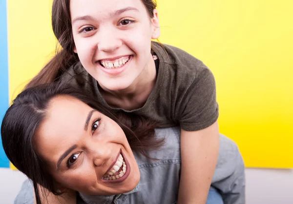 Duas irmãs felizes rindo — Fotografia de Stock