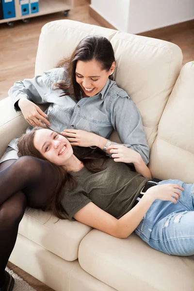 Twee zussen hebben een geweldige tijd in de woonkamer — Stockfoto