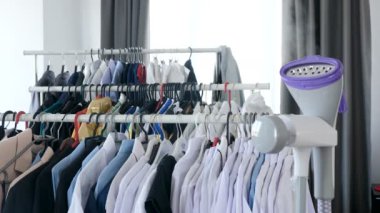 Erkek giysileri bir Buharlı Ütü ile Buhar