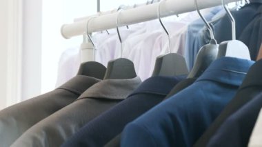 Gömlek, iş elbisesi ve T-shirt bir deposunda bulunan bir askı