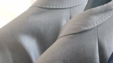 Depodaki bir askı erkek iş giysileri