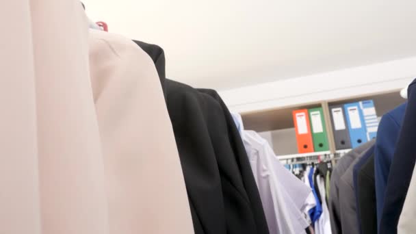 Store with female business suits — Stock Video
