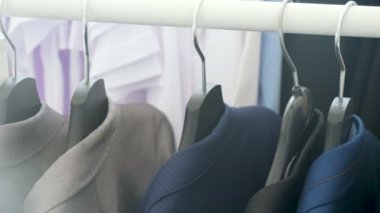 İş gömlek ve bir askı bir dükkanda üzerinde takım elbise