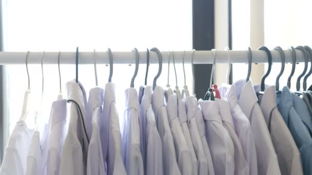 Hanger in een stare met vrouwen zakelijke kleding — Stockvideo