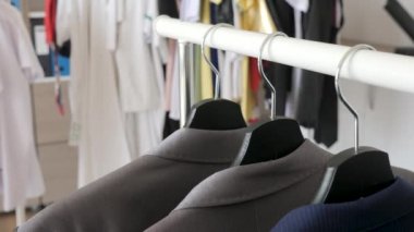 İş elbisesi ve askı bir mağazada iş gömlek